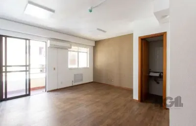 Excelente sala comercial, muito bem localizada no bairro menino deus, 01 banheiro, sacada e ar condicionado split, toda montada