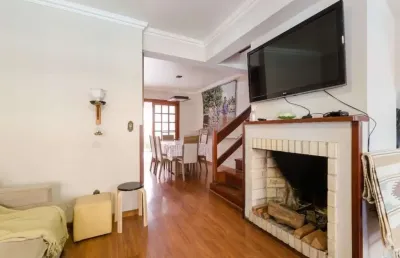 Casa em condomínio de 3 dormitórios sendo 1 suíte e 2 vagas de garagem no bairro pedra redonda, zona sul de porto alegre, rs.