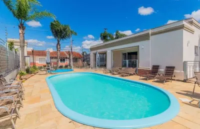 Casa 2 dormitorio em condominio com piscina costa gama