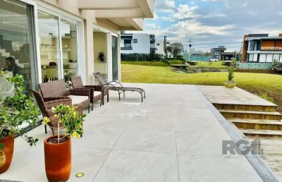 Casa para comprar com 3 suítes em lote molhado no península ponta da figueira