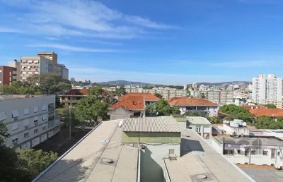 Apartamento de dois dormitórios, suíte e uma vaga de garagem no bairro petrópolis em porto alegre.
