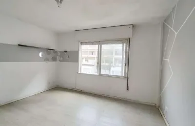 Excelente ap 1d com suíte, cozinha planejada e banheiro reformado. lima e silva, centro p. alegre