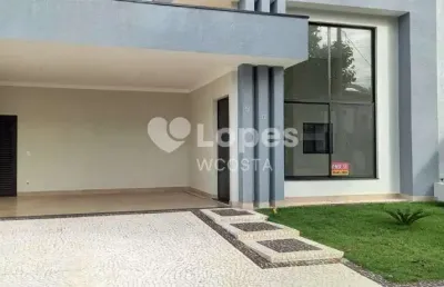 Maravilhosa casa térrea com três suítes, condomínio okinawa