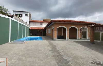 Este espaçosa  casa de 153,00 m2 possui 3 quartos confortáveis, 3 salas amplas, 3 banheiros modernos e uma cozinha totalmente equipada