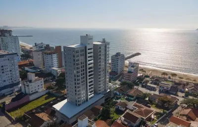 Apartamento com 3 dormitórios sendo 1 suíte a 80 metros do mar no centro de balneário piçarras-sc