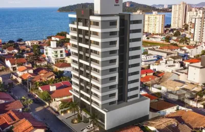 Apartamento com 2 dormitórios sendo 1 suíte 300 metros da praia central em balneário piçarras-sc