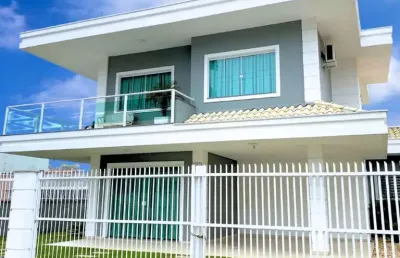 Casa alto padrão quadra mar com 1 suíte e 2 demi-suítes em balneário piçarras-sc