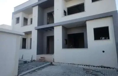 Apartamento com 2 dormitórios sendo 1 suíte no itacolomi em balneário piçarras-sc
