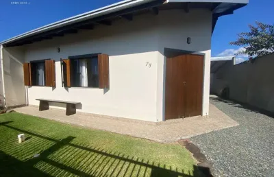 Casa térrea com 3 dormitórios sendo 1 suíte em ótima localização em balneário piçarras-sc