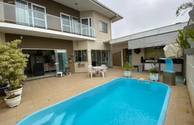 Casa mobiliada alto padrão com 248m², 5 dormitórios sendo 2 suítes em itajuba, barra velha-sc