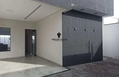 Casa de 3/4 com suíte, closet e sala com pé direito duplo.