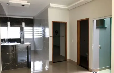 Casa moderna, com 2/4 com suíte, jardim de inverno e 2 vagas de garagem.