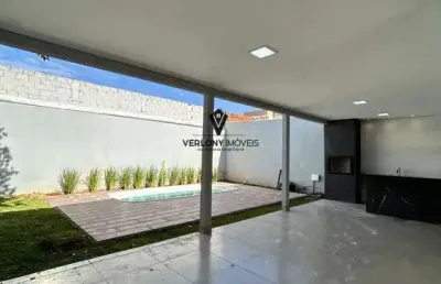 Casa 3/4 sendo duas suítes, 4 vagas de garagem e varanda gourmet.