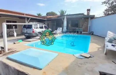 Casa ampla com edícula, piscina e excelente localização a 500 metros da praia do porto novo.