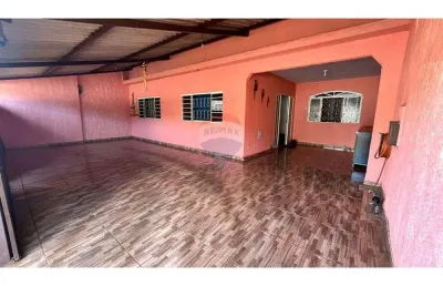 Casa com 2 quartos, na quadra 116 do recanto das emas- ao lado do terminal de ônibus