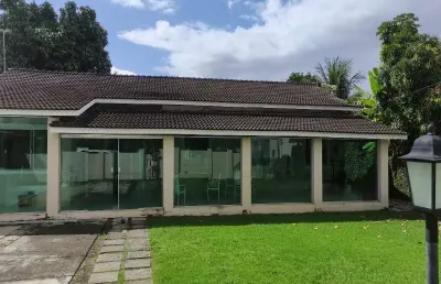 Casa em condomínio fechado com 4 quartos à venda na rua mário fontes, estrada do coco, lauro de freitas, 380 m2 por r$ 1.300.000
