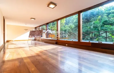Casa com 3 pavimentos, 4 quartos, 1 suíte, quadra de tênis, piscina, sauna, banheira. condomínio com ar bucólico, vista para mata atlântica e com segurança 24 hs.
