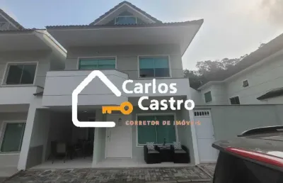 Linda casa aconchegante, 178 m²  3 andares, piscina, 4 quartos sendo 2 suítes.  cond. fechado.