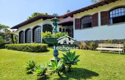 Charme e elegância no comary, em uma casa em condomínio que possui o estilo arquitetônico clássico.