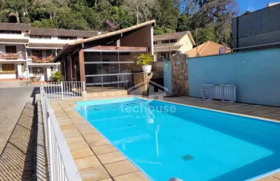 Casa em condomínio com 3 suítes, pimenteiras: conforto e lazer a poucos minutos do centro de teresópolis.