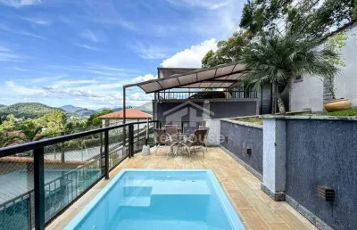 Casa linear no bairro de iúcas, teresópolis, 4 suítes e lazer completo.