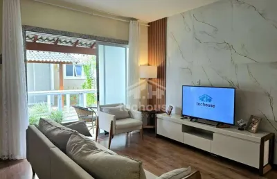 Charme e conforto: casa em condomínio discreto perto do centro de teresópolis, com duas suítes e 105 m².