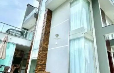 Sobrado triplex finamente decorado e mobiliado com piscina
