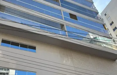 Apartamento de dois quartos sendo uma suíte com duas vagas de garagem com vista  para o mar na praia do morro - guarapari es.