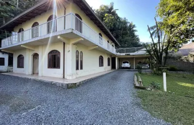 Casa à venda na Rua Adolfo Landmann, 211, América, Joinville