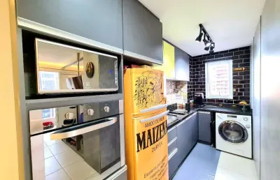 Lindo apartamento decorado para locação e possui sacada com churrasqueira!