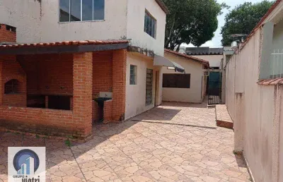 Vende-se casa térrea bem localizada no parque são domingos! 3 dorms, 2 vagas, edícula grande com escritório! quintal amplo e churrasqueira!