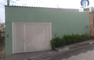 Casa térrea com 210m² de área construída, sendo 2 dormitórios com 1 suíte. edícula, 2 vagas de garagem, soton com sacada e espaç
