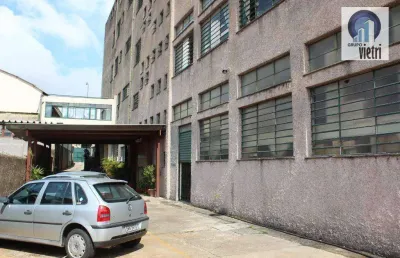 Na condição atual, o imóvel possui 8.813m² (área total disponível para locação monousuário), além das vagas de garagem e pátio de manobras.