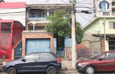 Um imóvel que precisa do seu toque, uma pequena modernização e com certeza você terá um sobrado incrível. rodeado de comercio, em uma rua calma o imóv