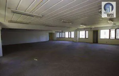 Conjunto comercial com 272m² copa, ar condicionado, 2 banheiros e 4 vagas - imóvel necessita de reforma.