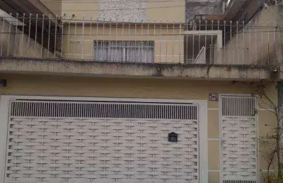 Sobrado com 2 dormitórios paticamente todo mobiliadomcom armários nos quartos, cozinha wcs e quarto de empregada 2 vagas de garagem com portão automát