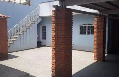 Sobrado com 3 dormitórios (1 suíte) com armários planejados e cozinha com armários e fogão, sala com 22 m2 com 3 sacadas  2 vagas cobertas e um quinta