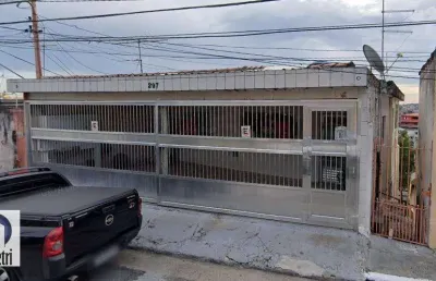 Casa para renda!!!! ótima oportunidade de renda com 7 imóveis, sendo 1 com 3 dormitórios 2 com 3 cômodos e 3 com 2 cômodos totalizando uma área com 28