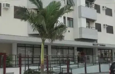 Apartamento padrão a 40 mts da praia central de canasvieiras.