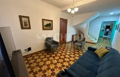 Sobradão mobiliado com entrada lateral em excelente localização no campo grande