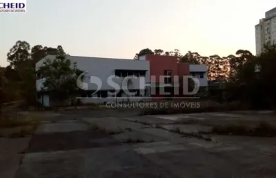 Galpão comercial em amplo terreno totalmente plano, em ótima localização na zona sul