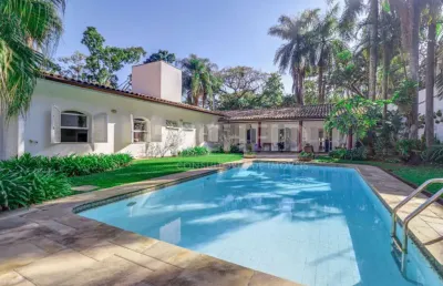 Casa térrea no alto da boa vista com 4 quartos sendo 4 suítes e 6 vagas de garagem.