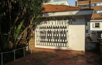 Casa a venda para reforma ótima localização para incorporadora