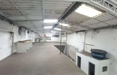 Galpão à venda no bairro socorro com 200m² de área, dois banheiros, duas salas para escritório.