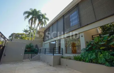 Casa reformada com 5 suítes e 4 vagas no jardim guedala