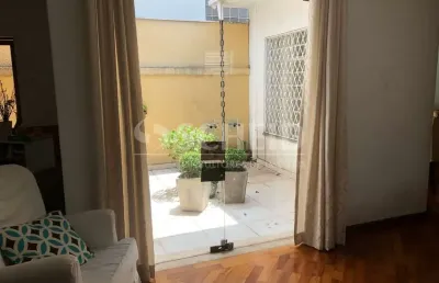 Casa térrea no brooklin com 3 quartos sendo 1 suíte com 4 vagas de garagem.