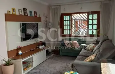 Casa a venda com três quartos, suíte e duas vagas de garagem com portão automático.