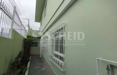 Casa a venda com três quartos e duas vagas na região do campo grande.