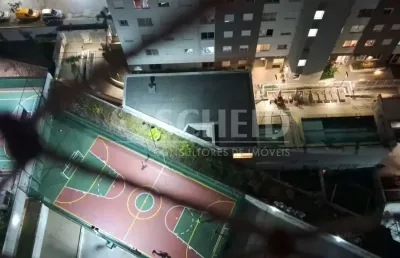 Lindo apartamento reformado com armários embutidos, lazer completo, vaga no subsolo livre.