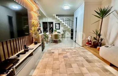 Sobrado reformado a venda com 3 suítes e 2 vagas no jardim marajoara